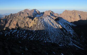 Vue du sommet du Toubkal qui règne sans partage sur le haut Atlas (4167m)