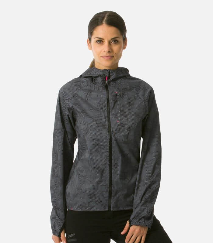 Eine Frau trägt eine wasserdichte Trail-Jacke von Cimalp