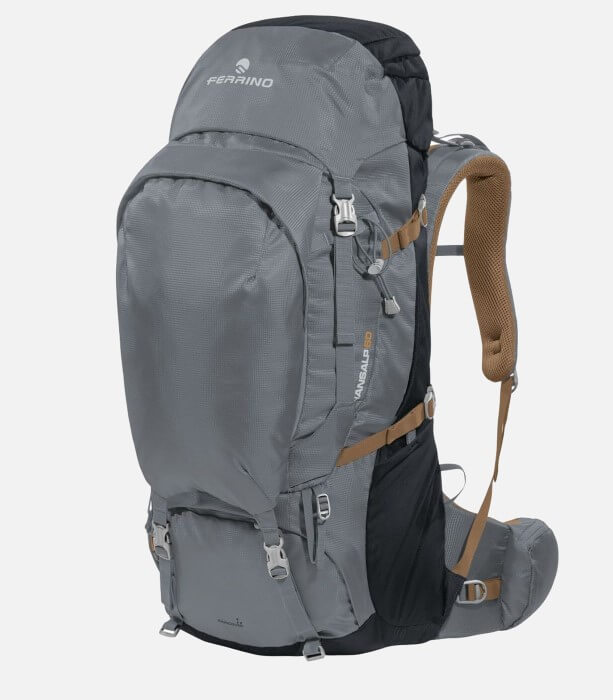 Homme en randonnée avec sac à dos et bâtons de trekking à Caatinga
